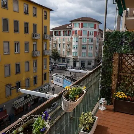 Beautiful Floral On Navigli Apartment